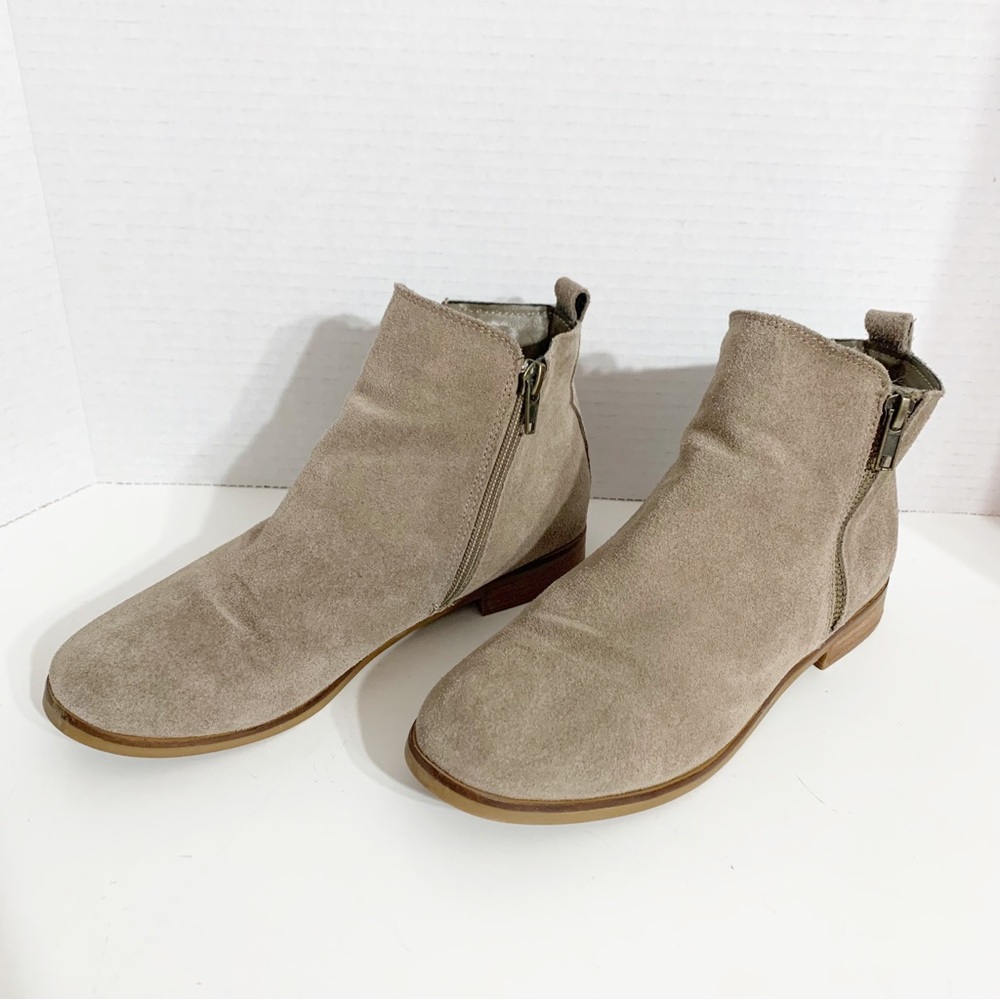 Steve Madden Reyyna Suede Leather Ankle Bootie Side Zip Entry Rounded Toe Taupe